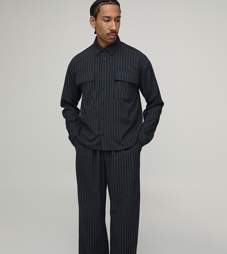 طقم قميص أوفرسايز مخطط وبنطلون بكسرات أمامية