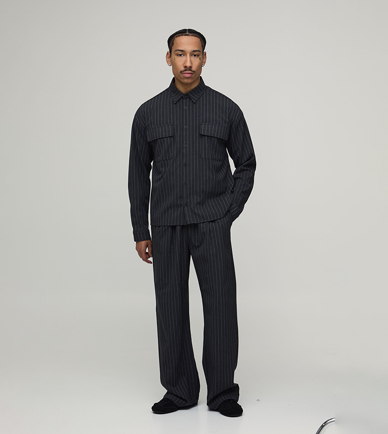 طقم قميص أوفرسايز مخطط وبنطلون بكسرات أمامية