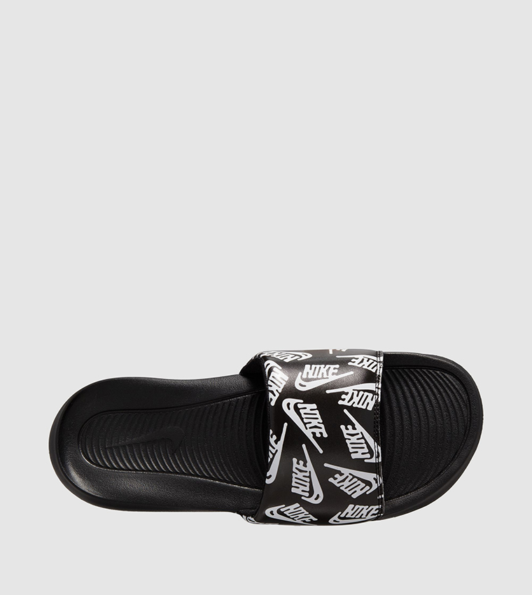 Nike benassi logo 2024 sliders in black