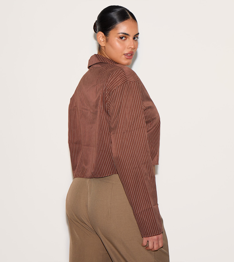 قميص مخطط شامواه قصير للمقاسات الكبيرة  - غير قابل للإرجاع