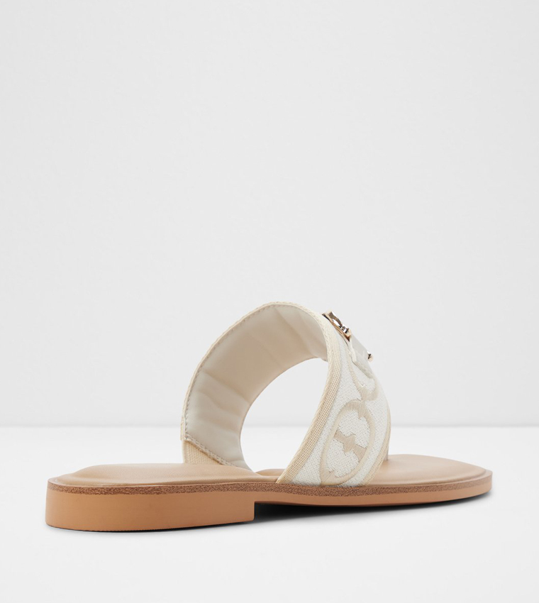 صندل فلات بإكسسوار معدني