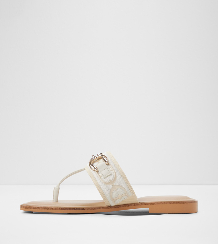 صندل فلات بإكسسوار معدني