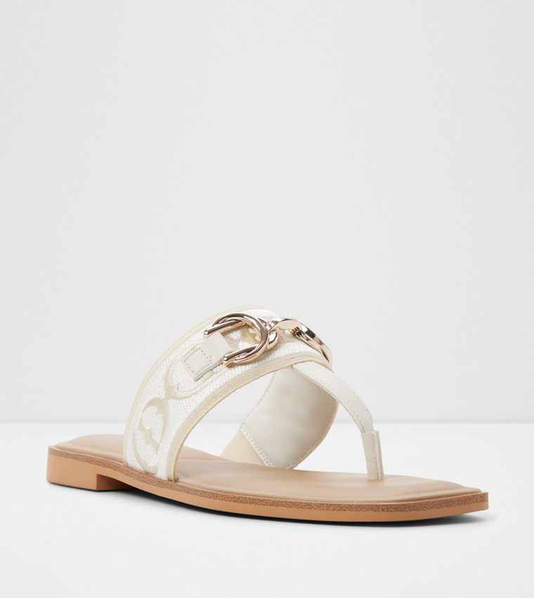 صندل فلات بإكسسوار معدني