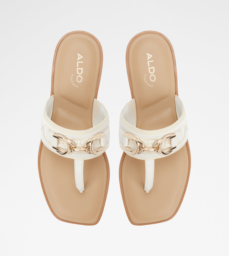 صندل فلات بإكسسوار معدني