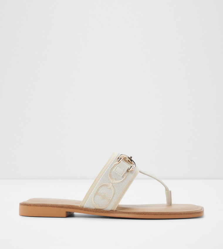 صندل فلات بإكسسوار معدني