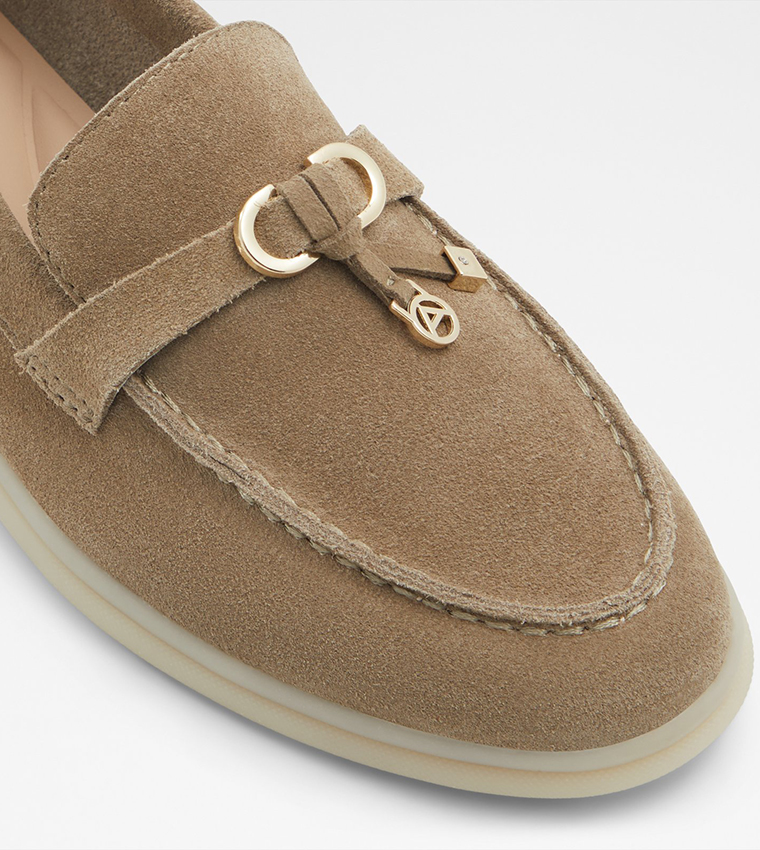 لوفر بإكسسوار معدني