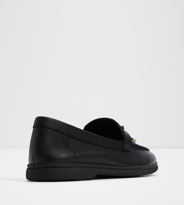 لوفر مزين بإكسسوار معدني