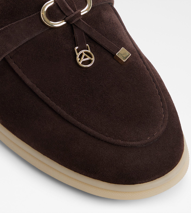 لوفر بإكسسوار معدني