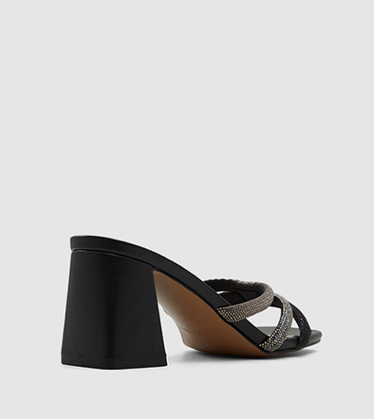 صندل كعب بمقدمة مفتوحة