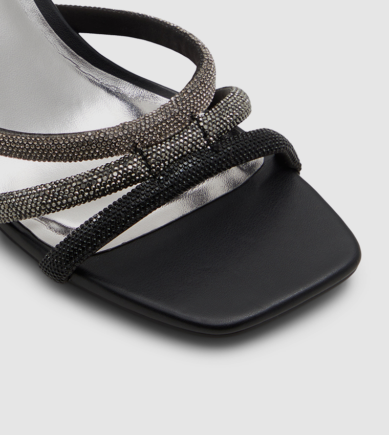 صندل كعب بمقدمة مفتوحة