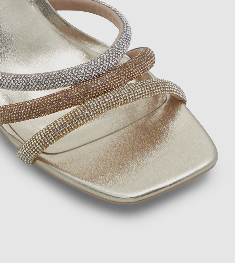 صندل كعب بمقدمة مفتوحة