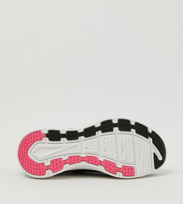 Skechers - Black Low Top