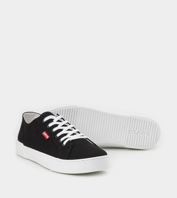 Levi's  - Black Low Top