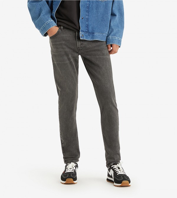 ليفايز  جينزات قصة قصيرة  - أسود ضيق من الأسفل