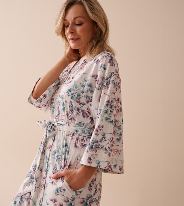 La Vie en Rose La Vie en Rose - White Robes & Kimonos