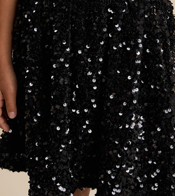 أر آند بي أر آند بي - أسود التنانير والفواصل