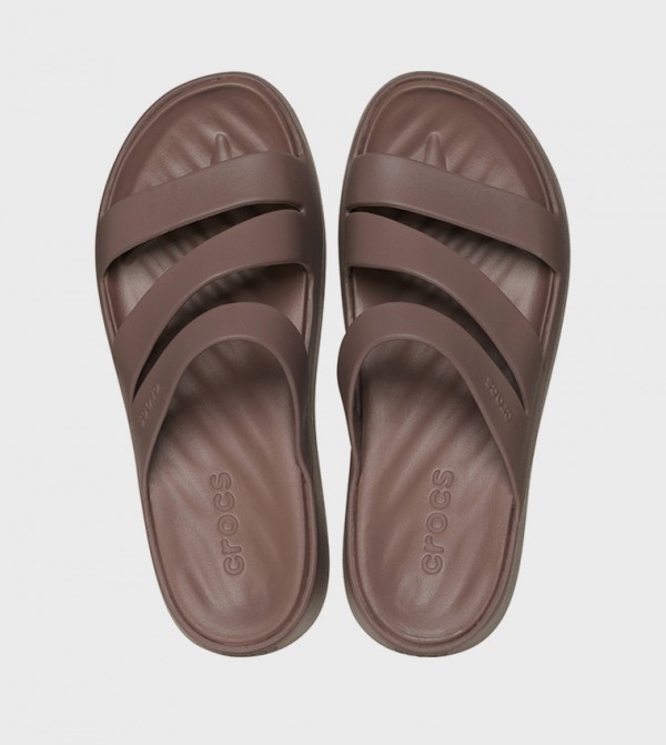 كروكس  - بني  Flat Sandals