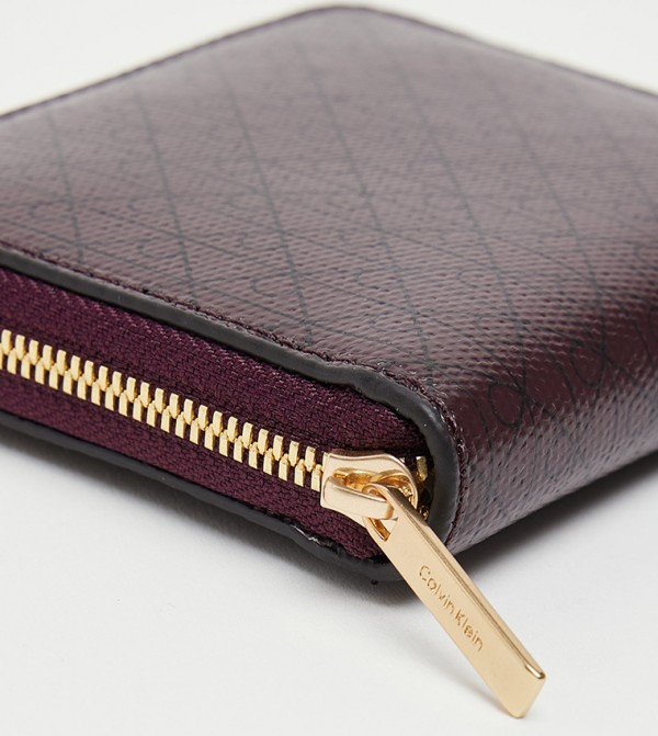 كالفين كلاين - بني محافظ