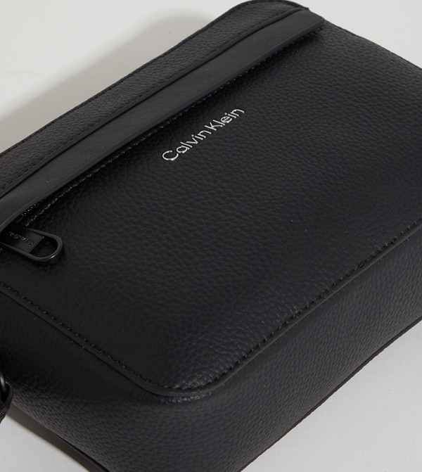 كالفين كلاين كالفين كلاين - أسود حقائب مستلزمات شخصية