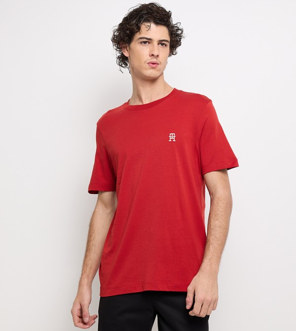 تومي هيلفيغر  تيشرتات وبلايز - أحمر  Round Neck T-Shirts