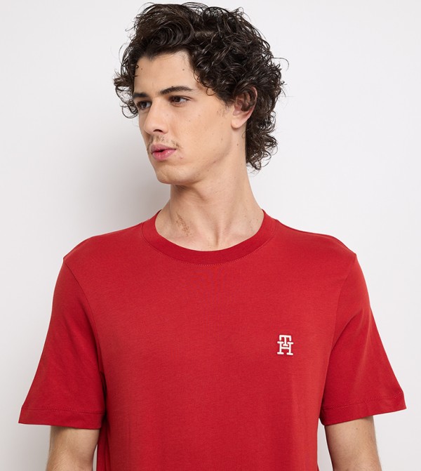 تومي هيلفيغر  تيشرتات وبلايز - أحمر  Round Neck T-Shirts
