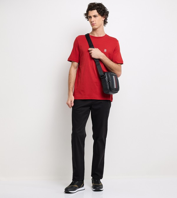 تومي هيلفيغر  تيشرتات وبلايز - أحمر  Round Neck T-Shirts