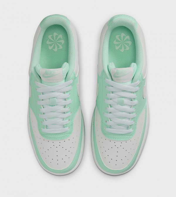 نايك  أحذية سنيكرز -  فاتح  أحذية برقبة منخفضة 