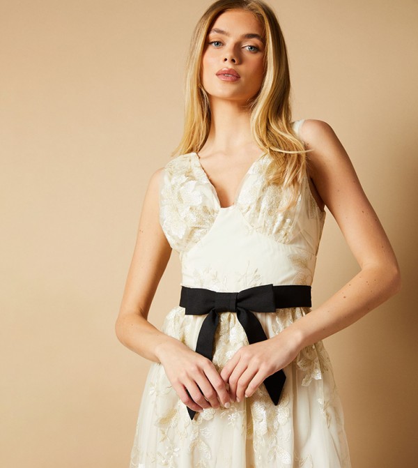 اويسيس  اويسيس - أبيض Midi Dresses