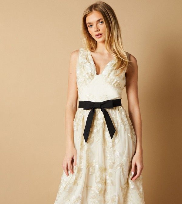 اويسيس  اويسيس - أبيض Midi Dresses