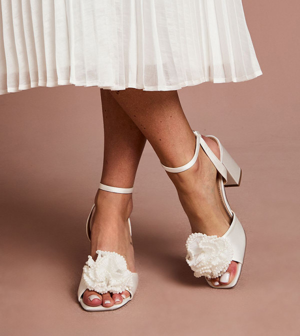 كوست  - أبيض  كعب