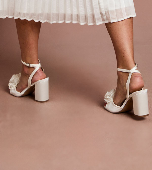 كوست  - أبيض  كعب