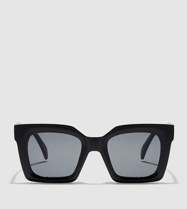 بلاك أوت بلاك أوت - أسود مربعة