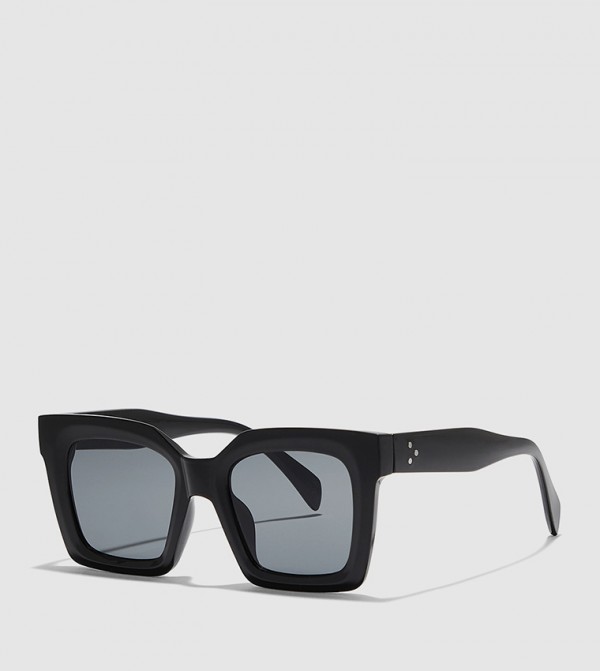 بلاك أوت بلاك أوت - أسود مربعة