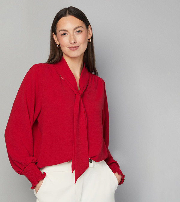 واليس   - أحمر Casual Tops