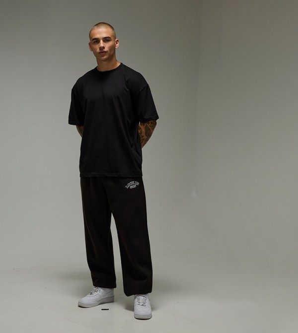 بوهو مان - أسود Round Neck T-Shirts