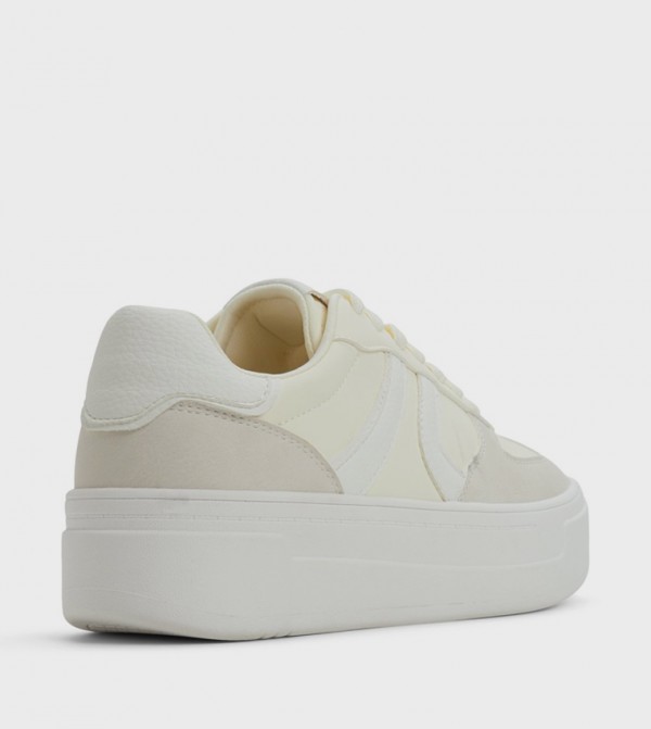 كول ات سبرنج أحذية سنيكرز - بيج أحذية برقبة منخفضة