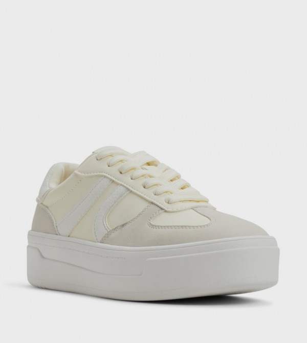 كول ات سبرنج أحذية سنيكرز - بيج أحذية برقبة منخفضة