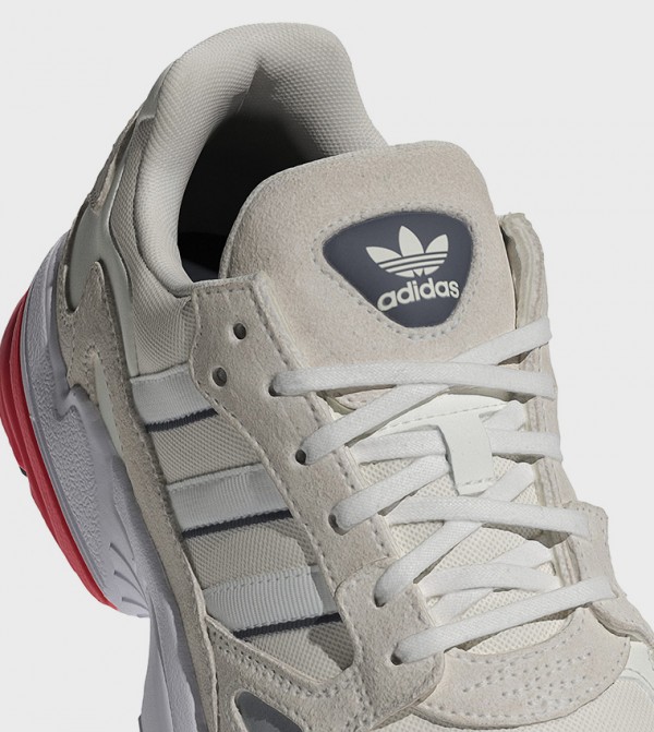 اديداس  أحذية سنيكرز - أبيض أحذية برقبة منخفضة 