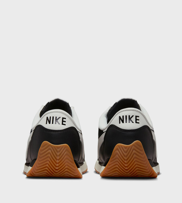 Nike  Sneakers - Black Low Top