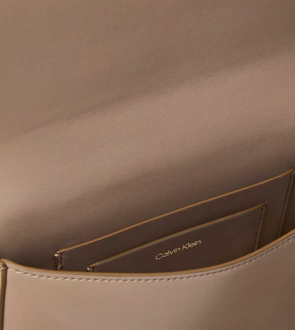 كالفين كلاين كالفين كلاين - بني  حقائب بحمالة طويلة