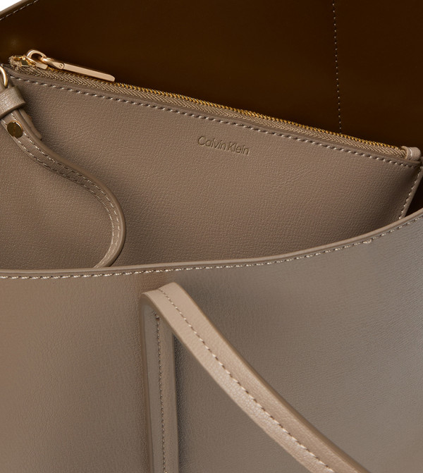كالفين كلاين  valentine-2026 - بني  حقائب يد كبيرة