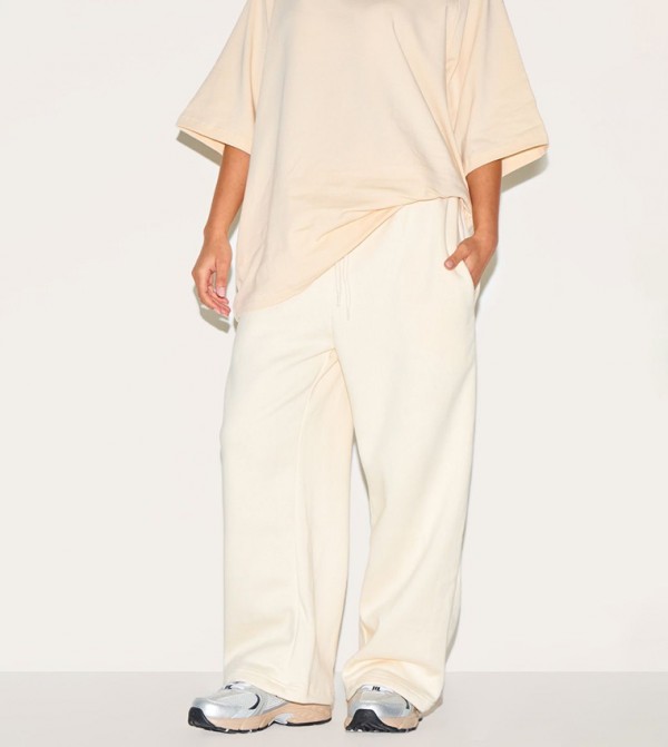 PrettyLittleThing PrettyLittleThing - Beige Sweatpants