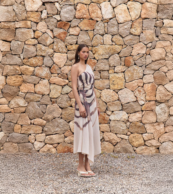 PrettyLittleThing PrettyLittleThing - Beige Maxi Dresses