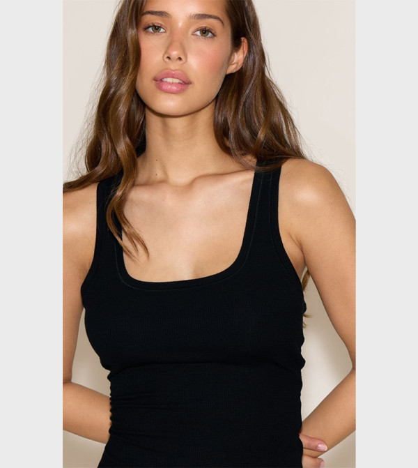 PrettyLittleThing PrettyLittleThing - Black Cropped Tops