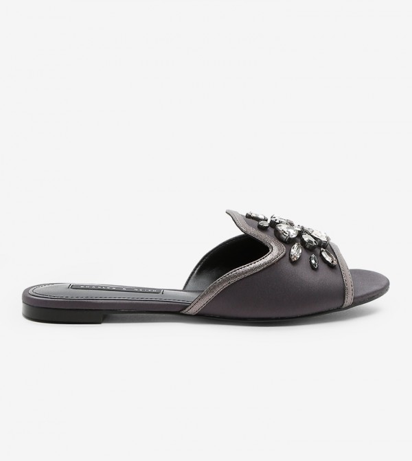 black closed toe slides