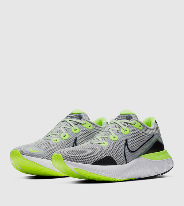 nike renew run on feet