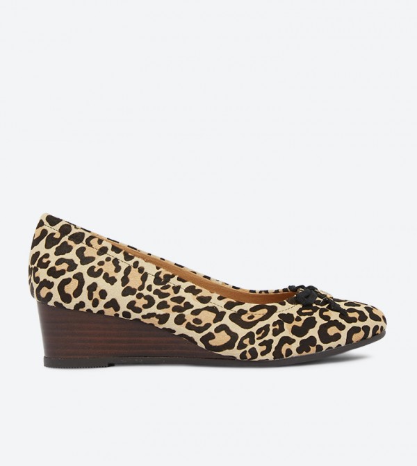hush puppies wedge pumps