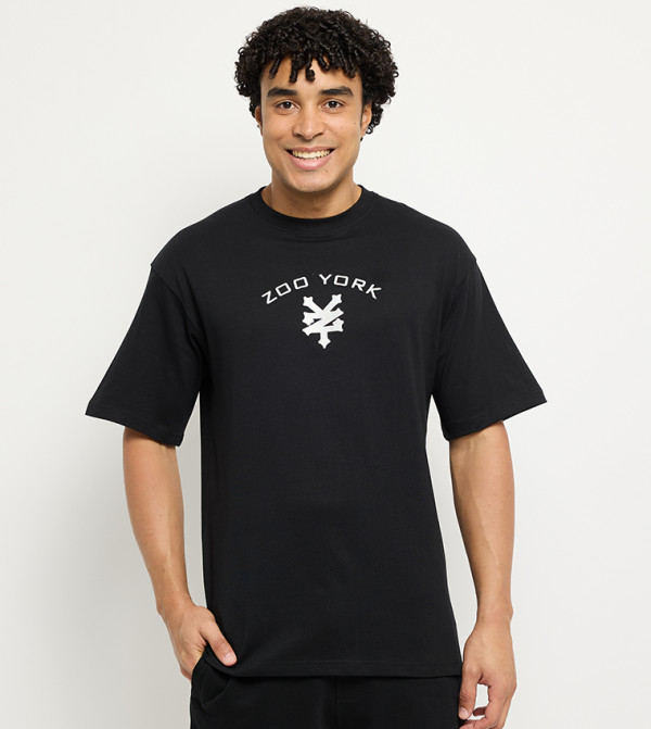 تيشيرت رجالي اوفرسايز بقبة مستديرة وطبعة شعار