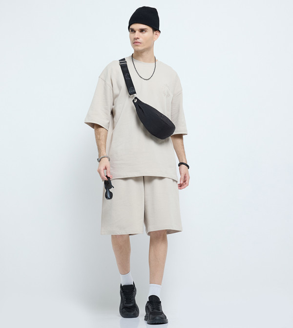 شورت محبوك مطرز برباط على الخصر