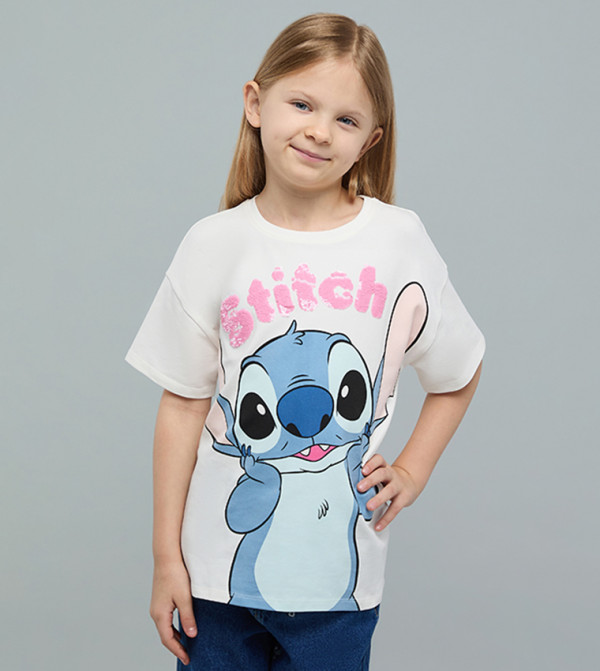 تيشيرت بطبعة وقبة مستديرة وكم قصير